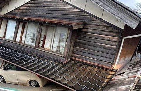 ജപ്പാനില്‍ ഭൂചലനത്തെത്തുടര്‍ന്ന് തകര്‍ന്ന വീ്ട/ ഫോട്ടോ: എക്‌സ്