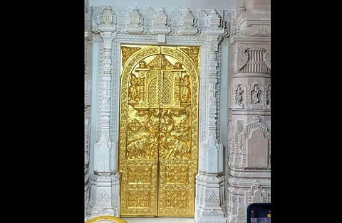 രാമക്ഷേത്രത്തില്‍ സ്ഥാപിച്ച ആദ്യത്തെ സ്വര്‍ണവാതില്‍/ എക്‌സ്