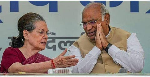 സോണിയാഗാന്ധിയും മല്ലികാര്‍ജുന്‍ ഖാര്‍ഗെയും/ പിടിഐ