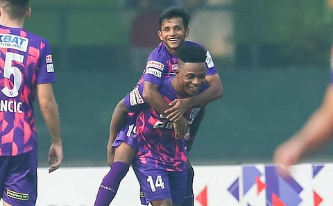 വിജയം ആഘോഷിക്കുന്ന കേരള ബ്ലാസ്‌റ്റേഴ്‌സ് താരങ്ങള്‍