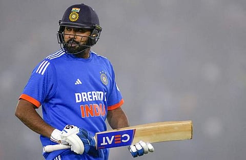 നിരാശയോടെ മടങ്ങുന്ന രോഹിത്/ പിടിഐ