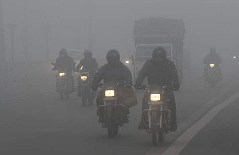 ഡല്‍ഹിയില്‍ കനത്ത മഞ്ഞില്‍ വാഹനം ഓടിച്ച് പോകുന്നവര്‍/ എഎന്‍ഐ