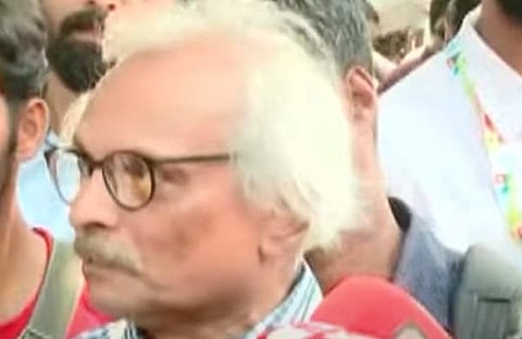 എം മുകുന്ദൻ/ മാധ്യമങ്ങളോട് സംസാരിക്കുന്നു