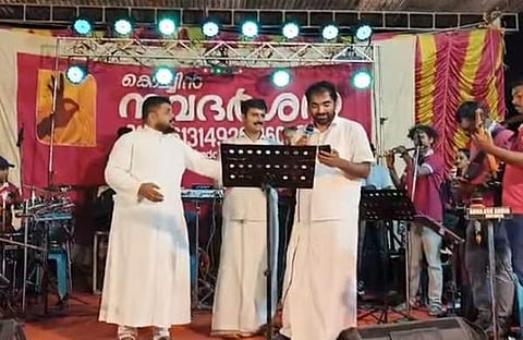 എംഎല്‍എ ചാണ്ടി ഉമ്മന്‍ ഗാനമേളയിൽ പാടുന്നു/ വിഡിയോ സ്ക്രീൻഷോട്ട്