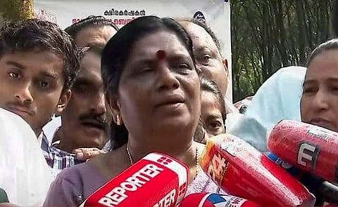 കുട്ടികര്‍ഷകര്‍ക്ക് പശുക്കളെ നല്‍കിയ ശേഷം മാധ്യമങ്ങളെ കാണുന്ന മന്ത്രി ജെ ചിഞ്ചുറാണി