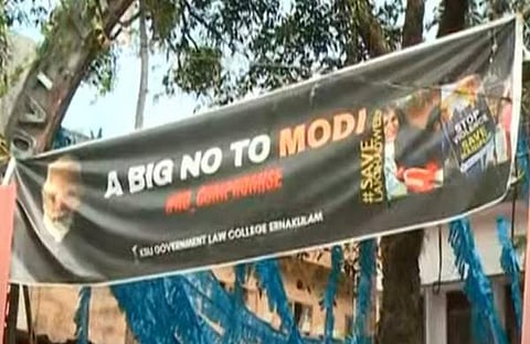 മോദിക്കെതിരെ കെഎസ് യുവിന്റെ ബാനർ/ ടിവി ദൃശ്യം