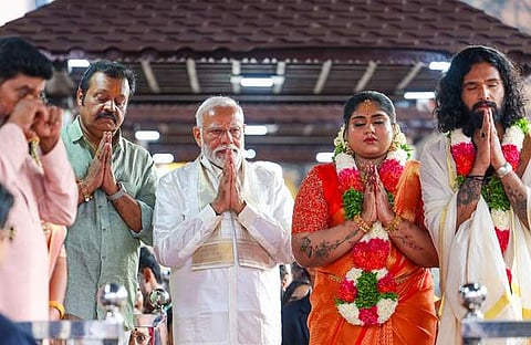 മോദി സുരേഷ് ​ഗോപിക്കും കുടുംബത്തിനുമൊപ്പം/ ചിത്രം: പിടിഐ