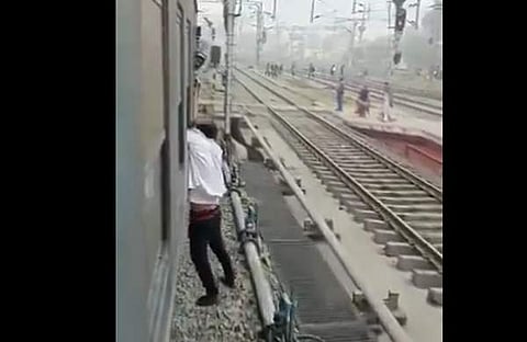 ട്രെയിനിന് വെളിയിൽ മോഷ്ടാവ് തൂങ്ങിക്കിടക്കുന്ന ദൃശ്യം