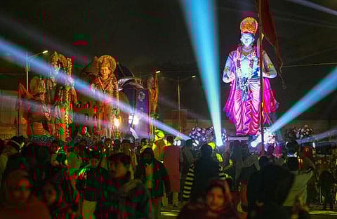 രാമക്ഷേത്ര പ്രതിഷ്ഠാ ചടങ്ങിന് മുന്നോടിയായി ഭക്തര്‍ വിളക്ക് കൊളുത്തുന്നു/പിടിഐ