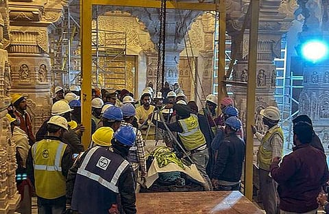 രാമവിഗ്രഹം ക്ഷേത്രത്തില്‍ സ്ഥാപിക്കുന്നു/ പിടിഐ