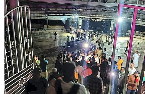 ദുരന്തത്തിന് പിന്നാലെ തടിച്ചുകൂടിയ നാട്ടുകാർ, പിടിഐ