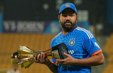 പരമ്പരയുടെ ട്രോഫിയുമായി രോഹിത്/ പിടിഐ