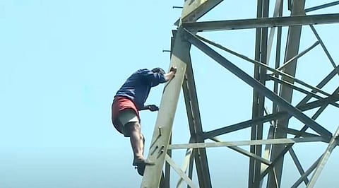 ഇരാറ്റുപേട്ടയില്‍ ഇലക്ട്രിസിറ്റി ടവറില്‍ കയറി ആത്മഹത്യ മുഴക്കിയ യുവാവിനെ താഴെയിറക്കുന്നു