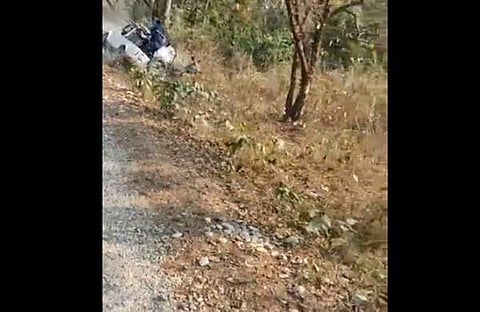 കാണ്ടാമൃ​ഗം പാഞ്ഞടുക്കുന്നതിനിടെ സഫാരി ജീപ്പ് മറിയുന്ന ദൃശ്യം