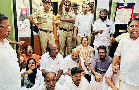 കലാപത്തിന് ആഹ്വാനം നല്‍കി; പൊലീസ് സ്റ്റേഷന്‍ ഉപരോധത്തില്‍ എംപിക്കും എംഎല്‍എമാര്‍ക്കുമെതിരെ കേസെടുത്തു