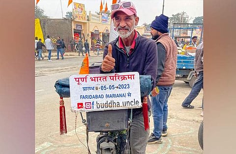 ഒമേഷ് ഭഗത്ത് സൈക്കിളില്‍ അയോധ്യയില്‍/ ഫോട്ടോ: പിടിഐ