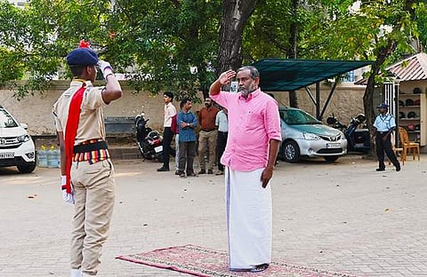 സ്കൂളിൽ എത്തിയ 'അച്ഛൻ മന്ത്രി'ക്ക് മകന്റെ ബി​ഗ് സല്യൂട്ട്; ചിത്രം പങ്കുവെച്ച് കേരള പൊലീസ്