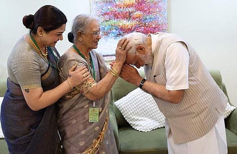 നരേന്ദ്രമോദിയെ അനുഗ്രഹിക്കുന്ന ഖുശ്ബുവിന്റെ ഭര്‍തൃമാതാവ്/ ഫെയ്‌സ്ബുക്ക്