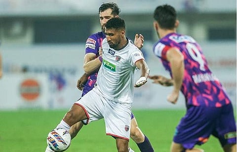 കേരള ബ്ലാസ്‌റ്റേഴ്‌സ്- നോര്‍ത്ത് ഈസ്റ്റ് യുണൈറ്റഡ് മത്സരത്തിനിടെ