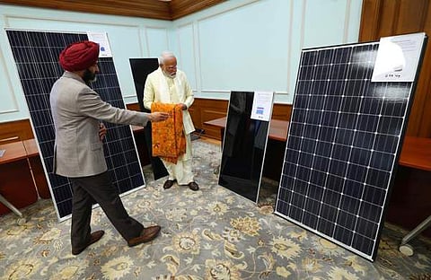 പ്രധാനമന്ത്രിയോട് പദ്ധതിയെക്കുറിച്ച് വിവരിക്കുന്ന ഉദ്യോ​ഗസ്ഥൻ/ ട്വിറ്റർ