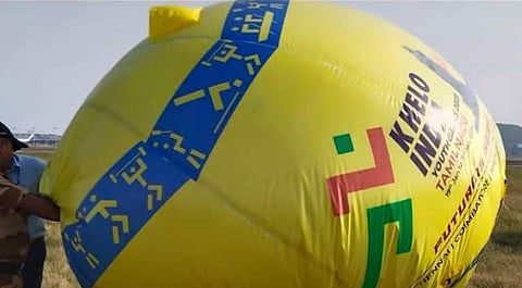 ചെന്നൈ വിമാനത്താവളത്തില്‍ പറന്നെത്തിയ കൂറ്റന്‍ ബലൂണ്‍