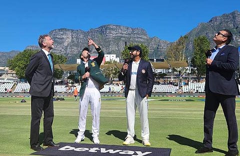 ടോസ് ഇടുന്ന ഇന്ത്യന്‍ ദക്ഷിണാഫ്രിക്കന്‍ നായകന്‍മാര്‍/ എക്‌സ്‌