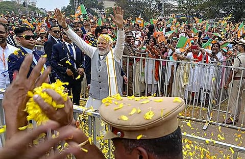 തൃശൂരിലെത്തിയ നരേന്ദ്രമോദി ജനങ്ങളെ അഭിവാദ്യം ചെയ്യുന്നു, പിടിഐ