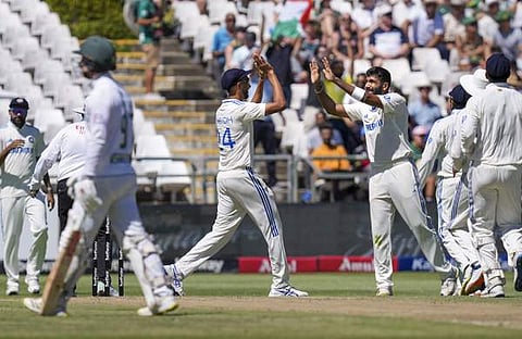 വിക്കറ്റ് നേടിയ ബുമ്രയെ അഭിനന്ദിക്കുന്ന മറ്റു താരങ്ങൾ, പിടിഐ