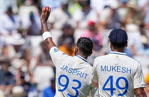 ആറുവിക്കറ്റ് നേടിയ ബുമ്ര പന്ത് ഉയർത്തിക്കാണിക്കുന്നു, പിടിഐ