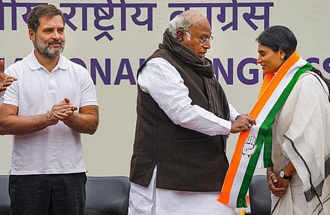 ശർമ്മിളയെ പാർട്ടി അധ്യക്ഷൻ ഖാർ​ഗെ സ്വീകരിക്കുന്നു/ പിടിഐ