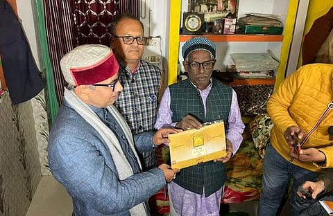 ഇഖ്ബാല്‍ അന്‍സാരിക്ക് ശ്രീരാമജന്മഭൂമി തീര്‍ഥക്ഷേത്ര ട്രസ്റ്റ് ക്ഷണക്കത്ത് നല്‍കുന്നു