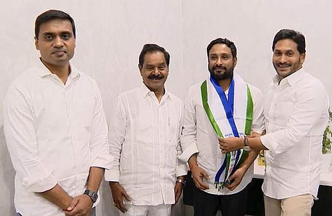 ദിവസങ്ങൾക്ക് മുൻപ് വൈഎസ്ആർ കോൺ​ഗ്രസിൽ ചേർന്ന് അമ്പാട്ടി റായിഡു പാർട്ടി അം​ഗത്വം സ്വീകരിക്കുന്ന ദൃശ്യം