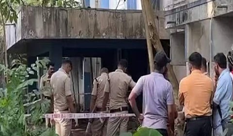 പൊലീസുകാരന്‍ മരിച്ച സ്ഥലത്ത് പരിശോധന നടത്തുന്നു