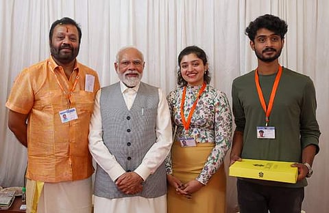 സുരേഷ് ​ഗോപിയും മക്കൾക്കും പ്രധാനമന്ത്രിക്കുമൊപ്പം/ ഫെയ്സ്ബുക്ക്