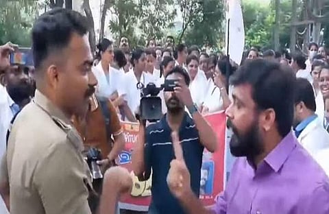 എസ്ഐയും എംഎൽഎയും തമ്മിലുണ്ടായ വാ​ഗ്വാദം/ ടിവി ദൃശ്യം