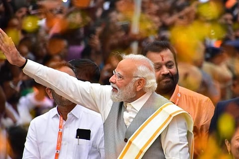 പ്രധാനമന്ത്രി നരേന്ദ്ര മോദിയുടെ റോഡ് ഷോയില്‍ സുരേഷ് ഗോപി