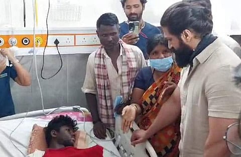 അപകടത്തിൽ പരിക്കേറ്റവരെ താരം യഷ് സന്ദർശിക്കുന്നു/ എക്‌സ്