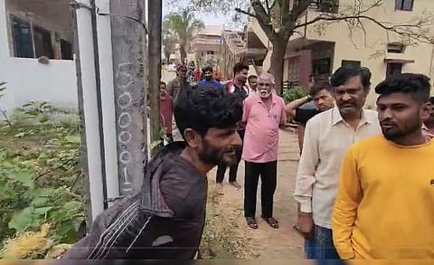 ആള്‍ക്കൂട്ടം യുവാവിനെ കെട്ടിയിട്ട് മര്‍ദിക്കുന്നതിന്റെ വീഡിയോ ദൃശ്യം