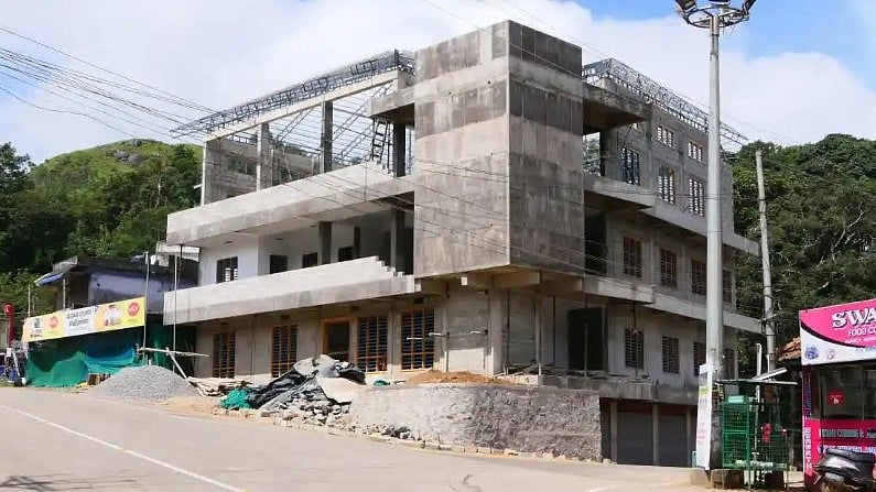 റോഡ് പുറമ്പോക്ക് കയ്യേറി നിര്‍മ്മാണം: സിപിഎം ശാന്തന്‍പാറ ഓഫീസിന്റെ സംരക്ഷണ ഭിത്തി പൊളിച്ചു മാറ്റി