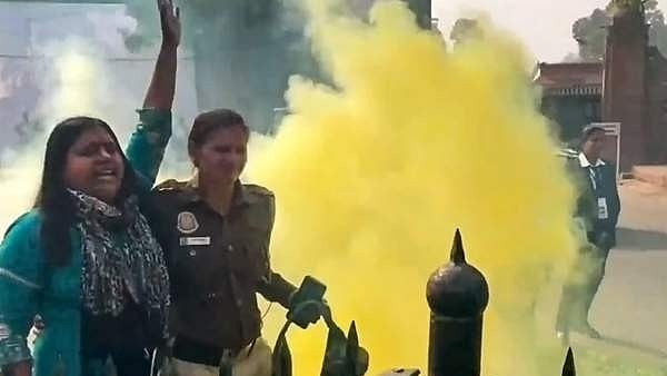 രാഷ്ട്രീയ നേതാക്കളുടെ പേരു പറയാൻ ഇലക്ട്രിക് ഷോക്ക്; ഡൽഹി പൊലീസിനെതിരെ പാര്‍ലമെന്‍റ് പുക ആക്രമണക്കേസ് പ്രതികൾ
