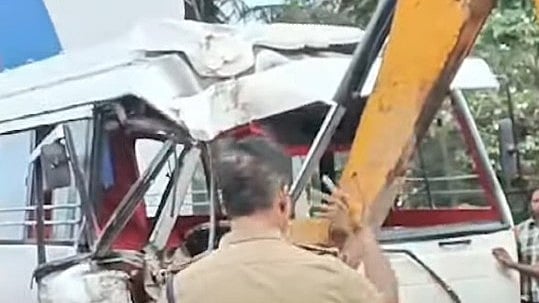 തിരുവനന്തപുരത്ത് കെഎസ്ആര്‍ടിസി ബസും വാനും കൂട്ടിയിടിച്ചു; മൂന്ന് പേരുടെ നിലഗുരുതരം; 15 പേര്‍ക്ക് പരിക്ക്