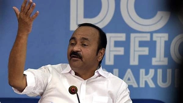 'സര്‍ക്കാര്‍ പ്രതിസന്ധിയില്‍'; 'തമ്മില്‍ കണ്ടാല്‍ മിണ്ടില്ല, ഗവര്‍ണറും മുഖ്യമന്ത്രിയും എല്‍പി സ്‌കൂള്‍ കുട്ടികളെ പോലെ'