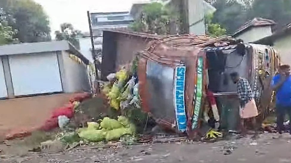 പത്തനംതിട്ടയില്‍ ഗാനമേള ട്രൂപ്പിന്റെ വാനും പച്ചക്കറി ലോറിയും കൂട്ടിയിടിച്ചു; രണ്ടുപേര്‍ മരിച്ചു