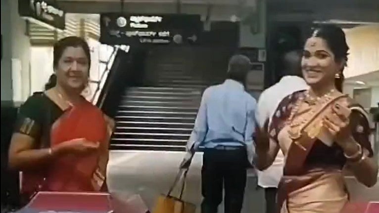 വിവാഹ ദിവസം ബ്ലോക്കിൽ കിടക്കാൻ വയ്യ! മെട്രോ കയറി വധു നേരെ മണ്ഡപത്തിലേക്ക്; വൈറൽ വിഡിയോ