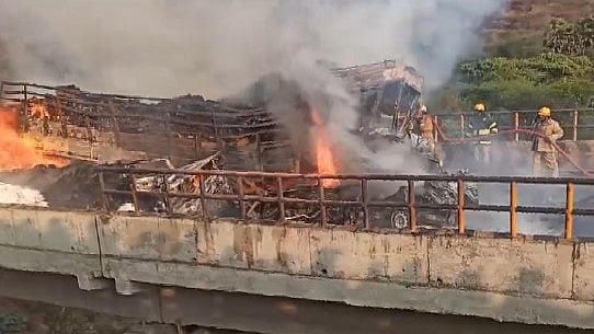 ഒന്നിന് പിറകെ ഒന്നായി നാലു വാഹനങ്ങള്‍ കൂട്ടിയിടിച്ചു; കാറില്‍ തീപടര്‍ന്നു; തമിഴ്‌നാട്ടില്‍ നാലുപേര്‍ക്ക് ദാരുണാന്ത്യം- വീഡിയോ  