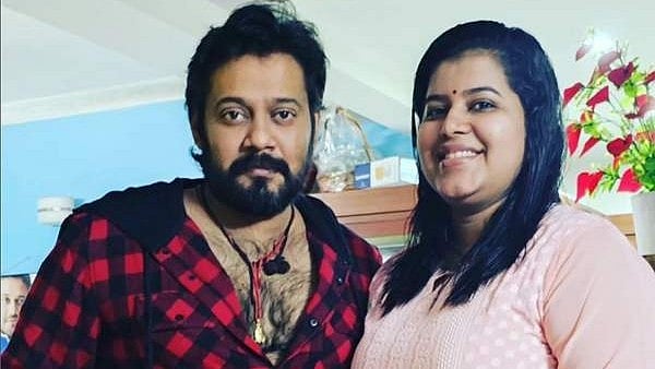 'യോജിക്കാത്ത ഒരാളെ ഹൃദയം തുറന്ന് സ്നേഹിക്കാന് മാത്രം
വിഡ്ഢിയല്ല'; വിണ്ടും പോസ്റ്റുമായി എലിസബത്ത്