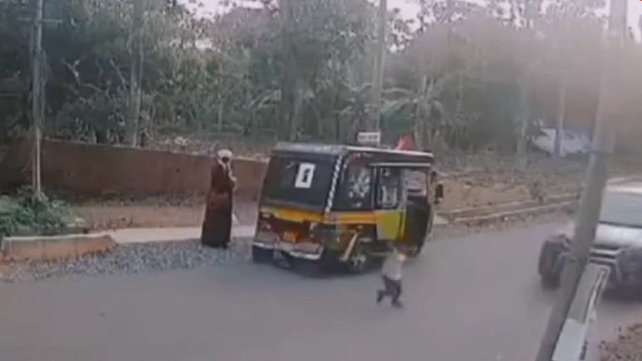 ഒരു നിമിഷത്തെ മാതാപിതാക്കളുടെ അശ്രദ്ധ!, അത്ഭുതകരമായി രക്ഷപ്പെട്ട് കുട്ടി; മുന്നറിയിപ്പുമായി മോട്ടോര്‍ വാഹനവകുപ്പ് - വീഡിയോ