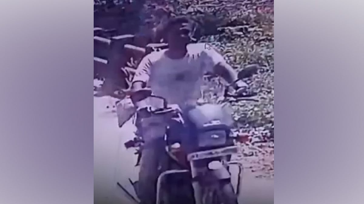 ബൈക്ക് നിർത്തി ഉടമ സുഹൃത്തുമായി സംസാരിച്ചു നിൽക്കെ, നടന്നു വന്ന കള്ളന്‍ അടിച്ചു മാറ്റി ഓടിച്ചു പോയി! 
