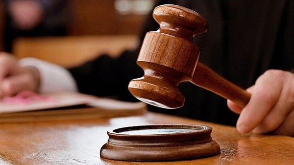 'ഭര്‍ത്താവ് അമ്മയ്‌ക്കൊപ്പം സമയം ചെലവിടുകയും പണം നല്‍കുകയും ചെയ്യുന്നു'; ഭാര്യയുടെ ആരോപണം ഗാര്‍ഹിക പീഡനമല്ലെന്ന് കോടതി