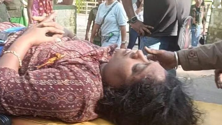 അതിരപ്പിള്ളി  വെള്ളച്ചാട്ടം കാണാണെത്തിയ ദമ്പതികളെ കാട്ടാന ആക്രമിച്ചു 